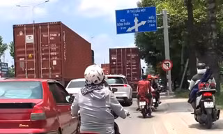 Bình Dương hết cảnh xe container ép xe máy lên lề đường