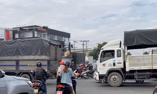 Mất điện đèn tín hiệu, đường huyết mạch ở Bình Dương ùn tắc xe hàng km
