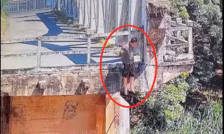 Video: Thanh niên dập đầu vào thành cầu rồi nhảy xuống sông ở Bình Dương