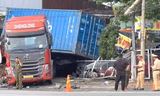 Xe ben và xe đầu kéo lao vào cửa hàng, đè bẹp ô tô ở Bình Dương 