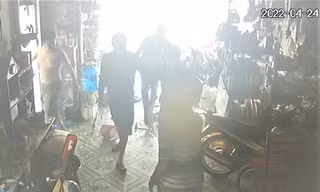 Nhóm côn đồ kề mã tấu vào cổ chủ nhà, phá tài sản vì 'dám' nhắc nhở tiếng nẹt pô 