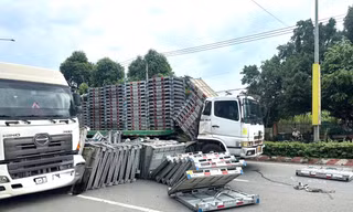 Người đi đường khiếp vía khi xe đầu kéo chở hàng tấn sắt đứt xích