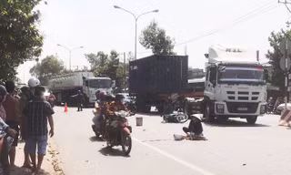 Va chạm với xe tải, hai 2 ông cháu tử vong 
