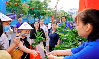 Phát miễn phí đồ ăn, nước uống Lễ hội Rằm tháng Giêng tại chùa trăm tuổi ở Bình Dương