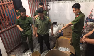 Đột kích xưởng sản xuất dung dịch chống khuẩn giả ở Bình Dương