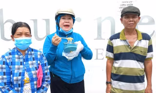 Nhóm công nhân sáng đi làm bất ngờ thấy nhà máy đóng cửa đã được trả lương