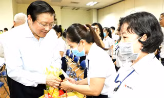 Trưởng Ban Nội chính Trung ương tặng quà cho công nhân ở Bình Dương
