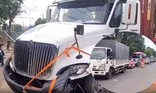 Xe container lao vào khu vực đang thi công ở Bình Dương, đường ùn ứ kéo dài