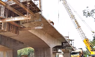Dự án cầu đường dài hơn 800m nối 2 tỉnh nhưng sau 2 năm vẫn ngổn ngang