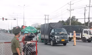 Bình Phước ngưng giải quyết, hộ tống người về tự phát 
