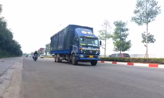 Tài xế bối rối trên đường 6 làn xe có camera phạt nguội, nhưng không vạch kẻ phân làn