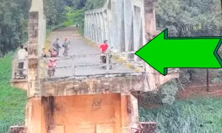 Video ghi lại cảnh nam thanh niên đi xe máy đến cầu rồi nhảy xuống sông