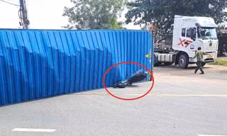 Người đàn ông thoát chết khi xe máy bị thùng container bất ngờ đè bẹp