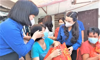 Bí thư Trung ương Đoàn thăm công nhân, trẻ mồ côi Bình Dương