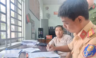 Xử phạt, tịch thu phương tiện người cụt một tay lái xe máy ‘diễn xiếc’ trên đường ở Bình Dương 