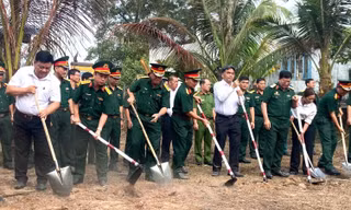 Tìm kiếm, cất bốc hài cốt liệt sĩ chôn tập thể trong vườn nhà dân ở Bình Dương