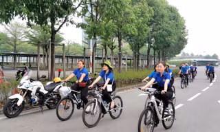 Tiền đạo Tiến Linh, Á hậu Kim Chi... đạp xe hưởng ứng ‘Giờ trái đất’ 