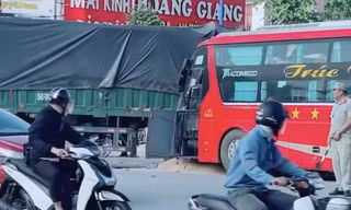 Xe khách dính chặt xe đầu kéo, nhiều người bị thương