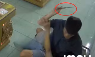 [CLIP] Tên cướp đột nhập tiệm game đâm nhân viên quản lý, lấy ví tiền 