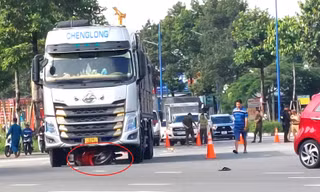 Cụ ông 82 tuổi và xe máy bị xe tải kéo lê giữa vòng xoay