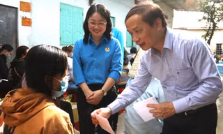 Mang quà đến tận phòng trọ tặng người lao động ở lại Bình Dương ăn Tết