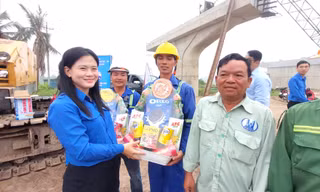 Tặng quà thanh niên công nhân và tình nguyện viên hỗ trợ hoàn thành 3.000 km cao tốc