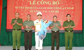 Trao quyết định của Giám đốc Công an tỉnh Bình Phước về công tác cán bộ