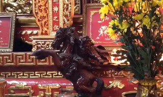 Vì sao khách thường chui qua chân ngựa ở ngôi chùa cổ 150 năm tại Bình Dương?