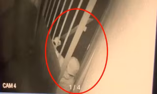 CLIP: Rùng rợn cảnh tên trộm cầm mã tấu, phá khóa vào nhà dân lúc rạng sáng