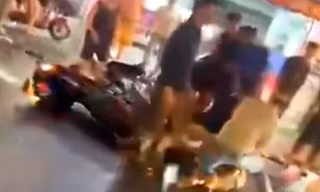 CLIP: Người dân vây bắt hai tên cướp giật dây chuyền của phụ nữ đi bộ trong đêm