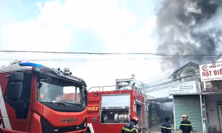 Thanh niên nghi ngáo đá dùng hung khí đâm công an rồi đốt nhà dân