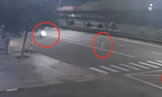 CLIP: Xe máy tông văng người phụ nữ trên quốc lộ 14 rồi bỏ chạy