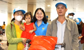 Nhiều năm xa quê, công nhân xúc động vì lần đầu được đi máy bay về ăn Tết