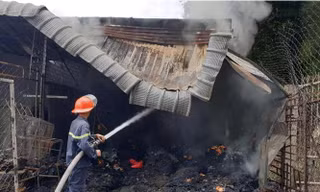 Phá tường, phun nước dập lửa cháy thiêu rụi kho vải và tiệm làm tóc