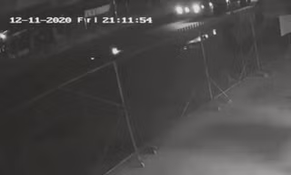 Người đi đường vô tâm quay mặt, thanh niên bị xe khách cán tử vong