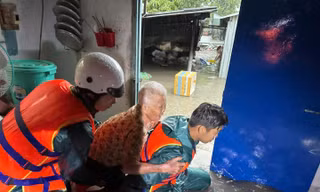 Mưa kinh hoàng, người dân ở Bình Dương bật khóc nhìn nhà ngập lụt, tan hoang