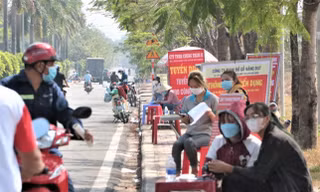 Khát lao động, doanh nghiệp ở Bình Dương trả lương cao, lập bàn tuyển dụng ngoài đường