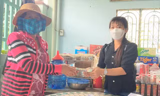 Người phụ nữ nghèo bán vé số ở Bình Dương nhường tiền trợ cấp cho người khác