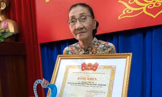 Cụ bà dạy học cho trẻ mồ côi ở Bình Dương được Trung ương Đoàn khen thưởng