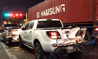 Xe container tông dồn toa cả loạt ô tô dừng đèn đỏ