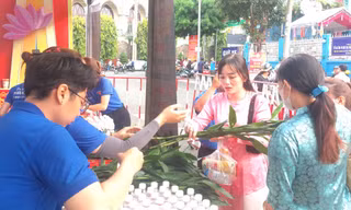 Lễ hội tại chùa trên 100 tuổi ở Bình Dương 'cái gì cũng miễn phí'