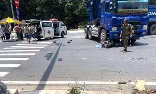 Bình Dương: Xe ben đầu kéo cuốn xe máy vào gầm, đôi nam nữ nguy kịch