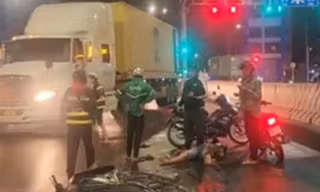 Nhớt đổ hơn 5km trên đường, hàng chục người đi xe máy bị ngã 