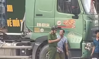 Hai học sinh lớp 7 thương vong dưới bánh xe container 