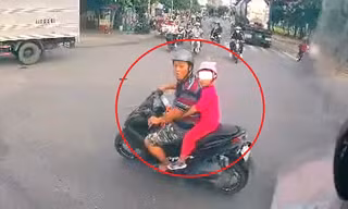 Video: Người đàn ông đi xe máy chở con nhỏ 'đánh võng' và chặn đầu xe tải
