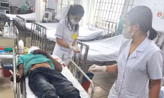 Nam thanh niên nằm bất động bên lề đường với nhiều vết thương 