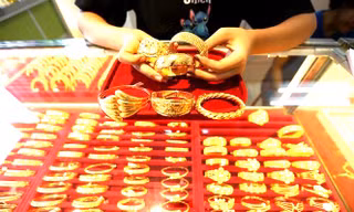 Người phụ nữ hoảng loạn gom hết vàng trong nhà đi bán sau khi nghe điện thoại 