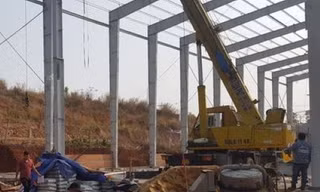 Cần cẩu đứt cáp làm 3 người thương vong