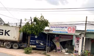 Xe container lao vào loạt ki ốt bên đường