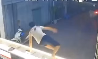 [CLIP]: Hai thanh niên vào tiệm vàng vờ hỏi mua rồi giật dây chuyền bỏ chạy
